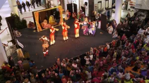 Przedstawienie Sceny 138 oparte jest o umowną, zredukowaną do minimum scenografię, jaskrawe, kolorowe kostiumy i nieprzerysowaną, naturalną grę aktorską. 