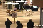 Policja szuka osób rozpoznających mężczyznę w pstrokatej czapce, który przed godz. 21 w poniedziałek spacerował po centrum handlowym Riviera, a ok. godz. 20:50 napadł na znajdującego się tam jubilera.
