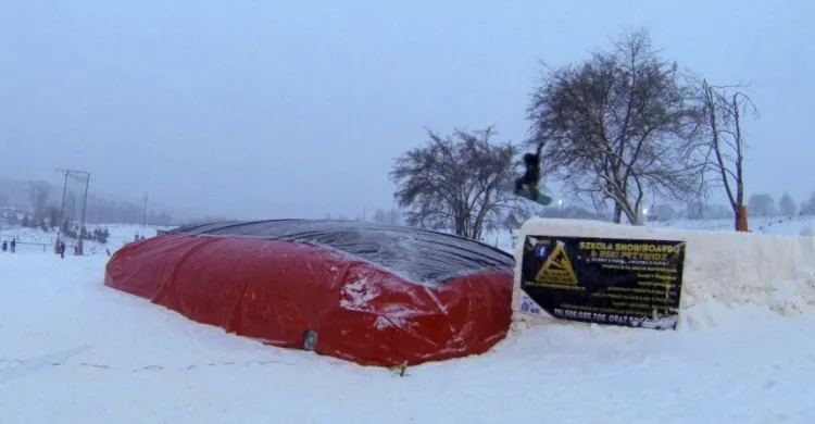 Poduszka w Przywidzu czeka na "zajawkowiczów" narciarskich akrobacji. Miękkie lądowanie gwarantowane.