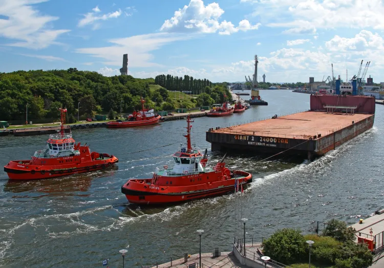 Port wewnętrzny w Gdańsku może obecnie przyjmować statki o maksymalnym zanurzeniu 10,2 m i długości 225 m. 