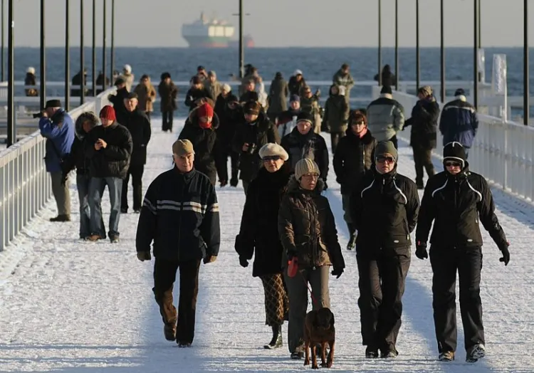 Zimą spacerowiczów nie brakuje nie tylko nad morzem.