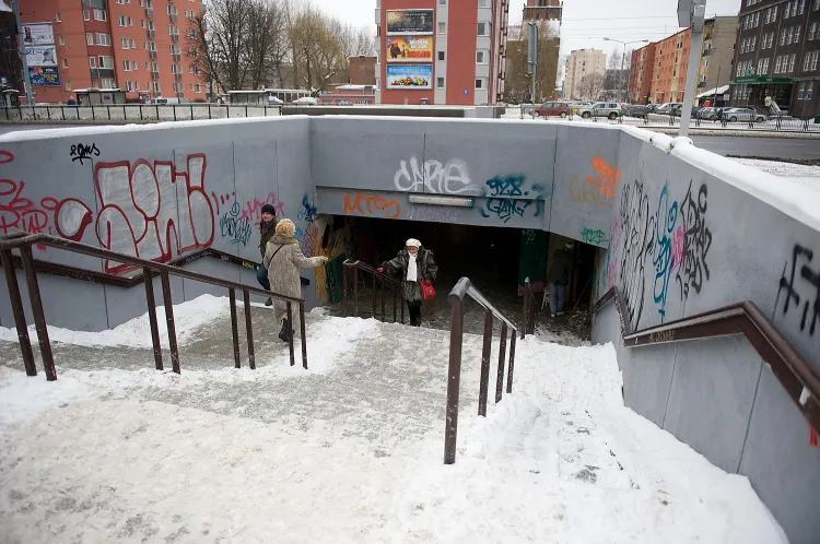 Nieodśnieżony wjazd i wyjazd z tunelu pod Podwalem Przedmiejskim w Gdańsku sprawia, że to przejście jest niedostępne dla matek z wózkami.