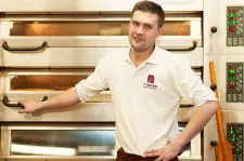 Z całym procesem pieczenia macaronsów zapoznał nas Marcin Buniek, cukiernik z T. Deker Patissier & Chocolatier. 