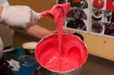 Surowe ciasto na macaronsy powinno się ciągnąć - takich właściwości nabiera dzięki mące migdałowej. 