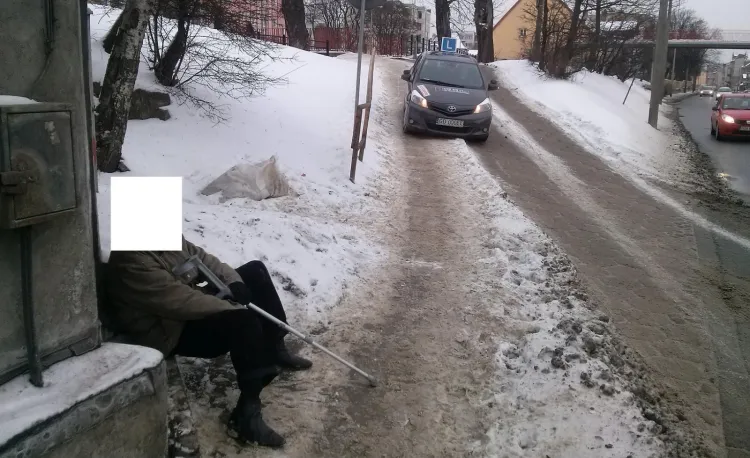 Ten człowiek spędził prawie godzinę leżąc w śniegu przy Trakcie św. Wojciecha. Prawdopodobnie miał złamaną nogę.
