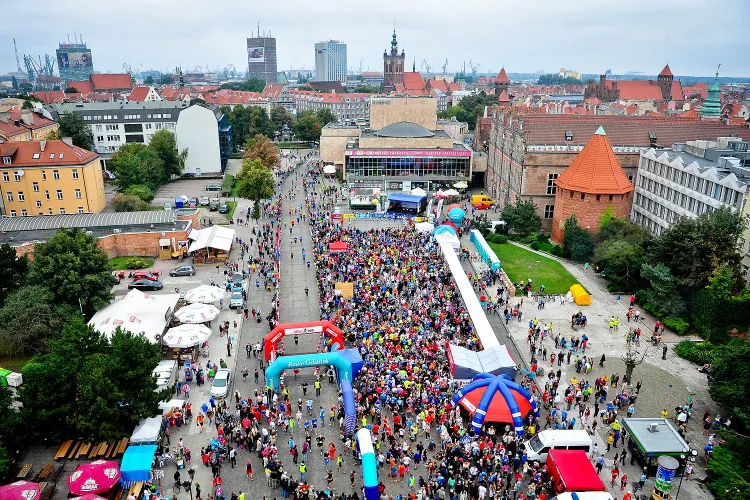 Trag Węglowy w Gdańsku rzadko wypełnia się ludźmi, najczęściej parkują na nim samochody. Nz. kibice fetujacy biegaczy kończących rywalizację w Biegu Westerplatte.