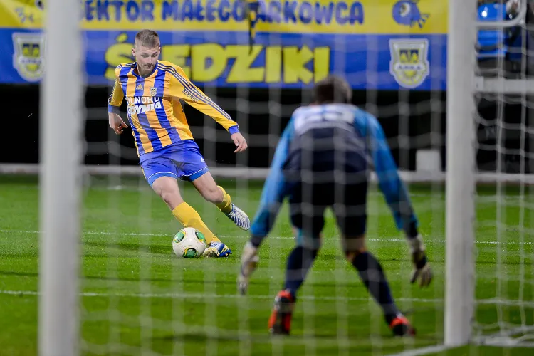 Michał Szubert był jedynym piłkarzem Arki, który oddał celny strzał na bramkę Gryfa w drugiej połowie sobotniego sparingu.