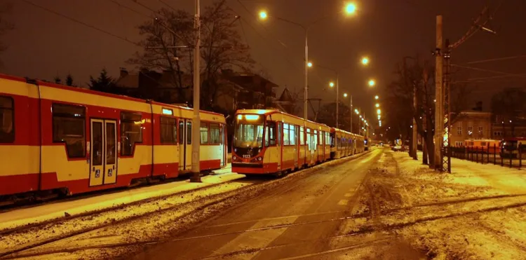 Od kilku tygodni tramwaje noc spędzają na torowisku wzdłuż zajezdni Wrzeszcz.