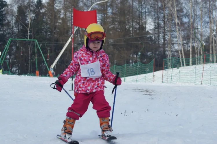 Na Łysej Górze rywalizowali narciarze w wieku od 6 do 78 lat.