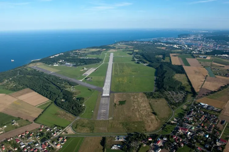 Entuzjaści lotniska w Gdyni podkreślają, że jednym z największych atutów jest jego położenie. Dzięki warunkom terenowym uniemożliwiające operacje lotnicze mgły zdarzają się tu wyjątkowo rzadko.