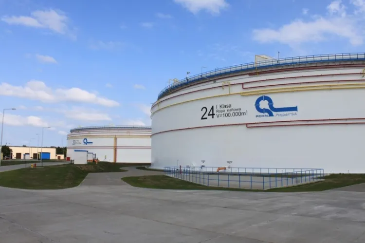 W pierwszym etapie inwestycji w Gdańsku zostanie wybudowana część przeznaczona na ropę naftową, czyli zbiorniki o pojemności ok. 400 tys. m. sześc. wraz z kompletną infrastrukturą. Na zdjęciu zbiorniki PERN w bazie magazynowej Adamowo.