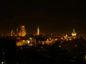 Panorama oświetlonego nocą Gdańska. W mieście iluminowanych jest w sumie 69 obiektów.