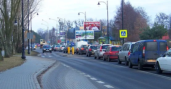 Ul. Jelitkowska w Gdańsku. Z uwagi na trwający remont kanalizacji, od grudnia 2009 r. przejazd z i do Sopotu w godzinach szczytu jest utrudniony.