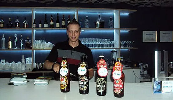 Obok programu artystycznego oraz wielu wystaw z dziedziny techniki i ekonomii na terenie wystawy działa Polska Restauracja, która w swojej ofercie posiada piwa z  Browaru Amber.