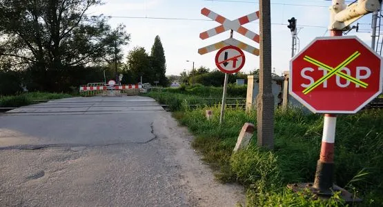 Drogowcy, zamykając most na ul. Łanowej, popełnili błąd. Znak zakazu ruchu powinien być umieszczony przed przejazdem kolejowym.
