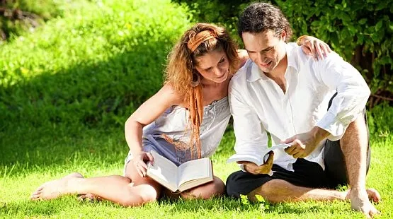 Wspólne czytanie może być doskonałą formą spędzenia czasu razem z innymi wielbicielami książek.