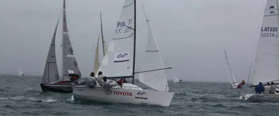 Sopocka załoga jachtu Toyota-Klif startująca w składzie Piotr Tarnacki, Rafał Becker, Artur Manista, po rozegraniu 10 wyścigów zajęła drugie miejsce.