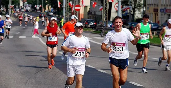 Na trasie maratonu gdańszczanie Jarosław Jasiński (nr 232) i Grzegorz Kosznicki (233)