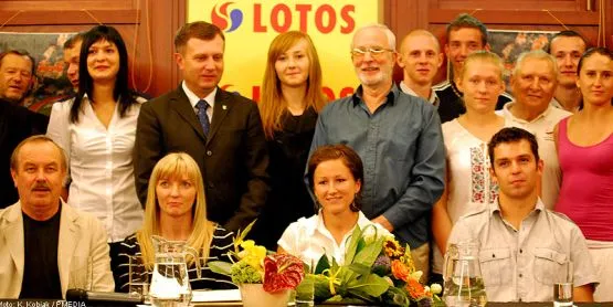 Rodzinne zdjęcie sopockich lekkoatletów. Siedzą od prawej: Mateusz Didenkow, Marta Jeschke, Anna Rogowska i dyrektor SKLA, Jerzy Smolarek.