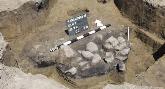 Teren pod Węzłem Karczemki kryje ślady osadnictwa z epoki żelaza. Na zdjęciu widać bruk kamienny paleniska datowanych na okres 800-450 roku p.n.e.