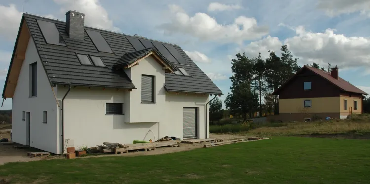 Instalację solarną i fotowoltaiczną można wkomponować w budynek tak, by przypominała okna dachowe.