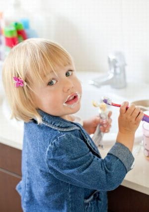 Gdy tylko u dziecka pojawią się pierwsze ząbki, należy rozpocząć naukę mycia zębów. W początkowym okresie, kiedy dziecko nie potrafi płukać ust i wypluwać pasty, należy kupować pastę bez fluoru. Ok. 3-4 roku życia wprowadzamy pastę o obniżonej dawce fluoru.