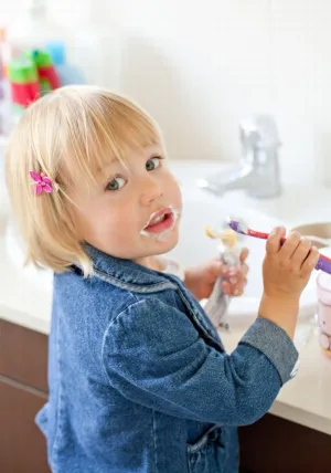 Gdy tylko u dziecka pojawią się pierwsze ząbki, należy rozpocząć naukę mycia zębów. W początkowym okresie, kiedy dziecko nie potrafi płukać ust i wypluwać pasty, należy kupować pastę bez fluoru. Ok. 3-4 roku życia wprowadzamy pastę o obniżonej dawce fluoru.