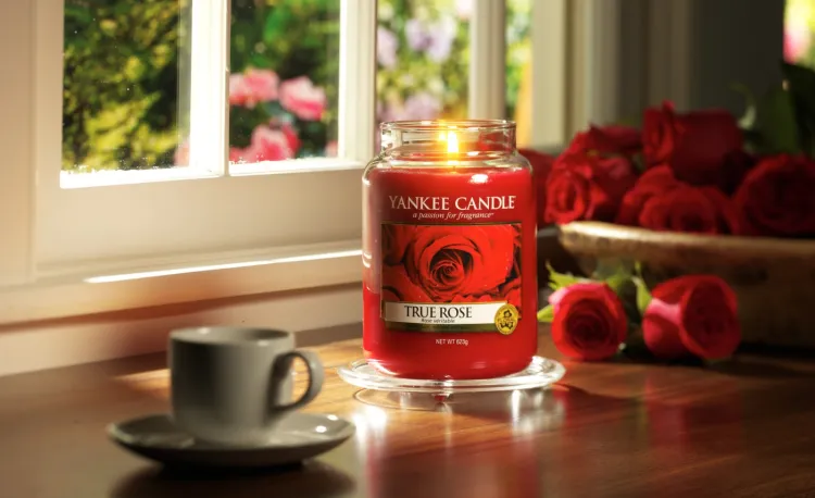Przepiękny zapach róż kryjący się w stylowym słoiku Yankee Candle podbije serce niejednej kobiety. 