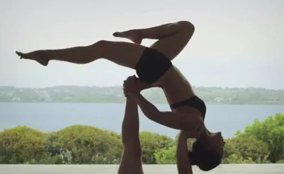 Zajęcia z akro-jogi pomagają poszukać odprężenia w powietrzu, dzięki bezpiecznemu unoszeniu przez partnera. W sobotę podstawowych technik będzie można nauczyć się całkowicie bezpłatnie.