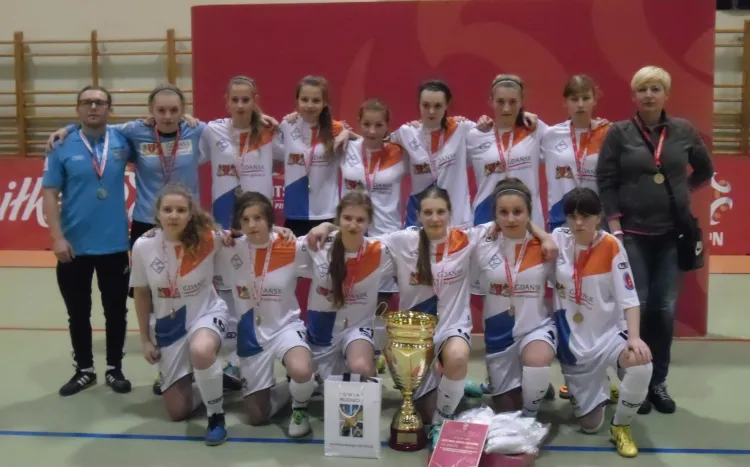 Gdańszczanki z pucharem za mistrzostwo Polski U-16 w futsalu.