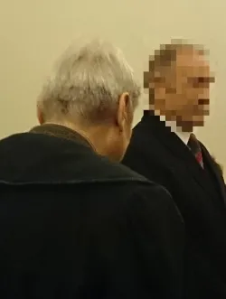 Oskarżony mężczyzna (po prawej - po lewej jego obrońca) nie przyznaje się do winy. Początkowo był aresztowany, obecnie jednak odpowiada już z wolnej stopy.