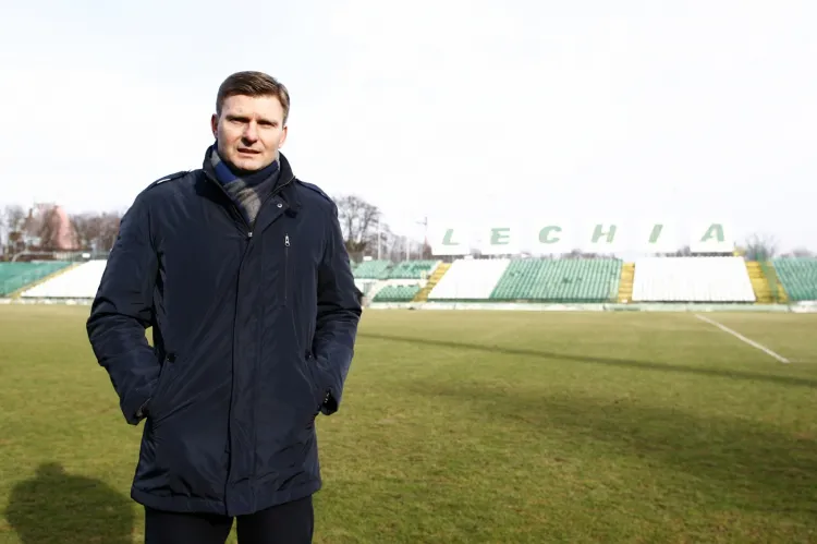 Andrzej Juskowiak z zapałem zabrał się do pracy w Lechii. Bywa na treningach gdańskich piłkarzy, a każdego kandydata do gry w biało-zielonych barwach wcześniej chciałby zobaczyć w meczu osobiście. 