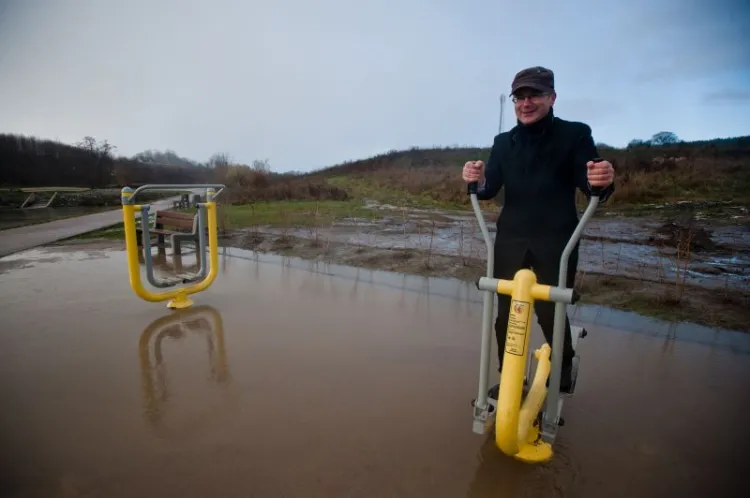 Siłowania była zalana nawet podczas ceremonii jej otwarcia, w listopadzie 2013 r. Nz. zastępca prezydenta Gdańska Maciej Lisicki, korzysta z zalanych urządzeń. Sytuacja ma się zmienić dopiero na wiosnę.