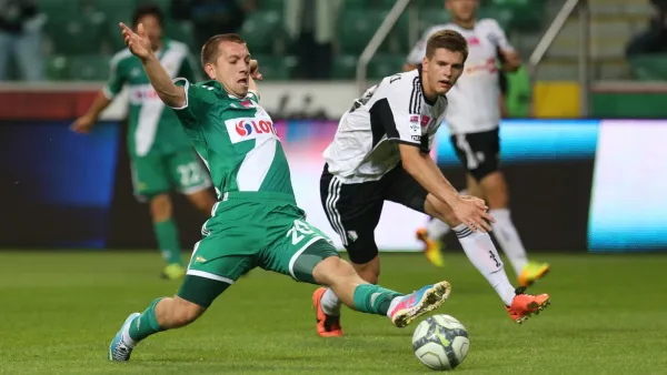 Mateusz Cichocki rozegrał w ekstraklasie cztery mecze. Po raz ostatni w pierwszej drużynie Legii szansę dostał pod koniec sierpnia w spotkaniu z Lechią w Warszawie. Stoper na zdjęciu w prawej w pojedynku z Pawłem Buzałą. 