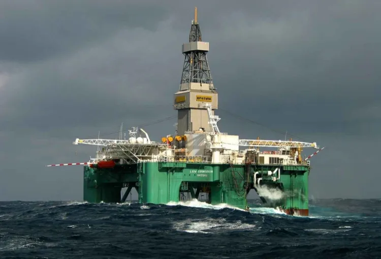 Na zdjęciu platforma wiertnicza Leiv Eiriksson, która wywierciła otwór poszukiwawczy o długości 2240 m. To właśnie w nim po raz pierwszy znaleziono ropę na norweskiej koncesji poszukiwawczej należącej do Grupy Lotos.