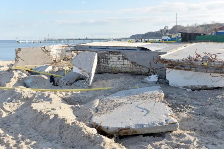 Zniszczona przez sztormy konstrukcja nowej przystani rybackiej, która powstaje w Mechelinkach, koło Gdyni. Styropian, który wydostał się z tych konstrukcji, zanieczyścił plaże Mierzei Helskiej. 