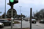Słupy pod nowe sygnalizatory na przejściu dla pieszych w rejonie skrzyżowania ul. Okopowej z Toruńską, które zostanie zastąpione tunelem.