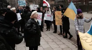 Przed konsulatem zgromadziło się kilkadziesiąt osób przeciwnych interwencji wojsk rosyjskich na Ukrainie.