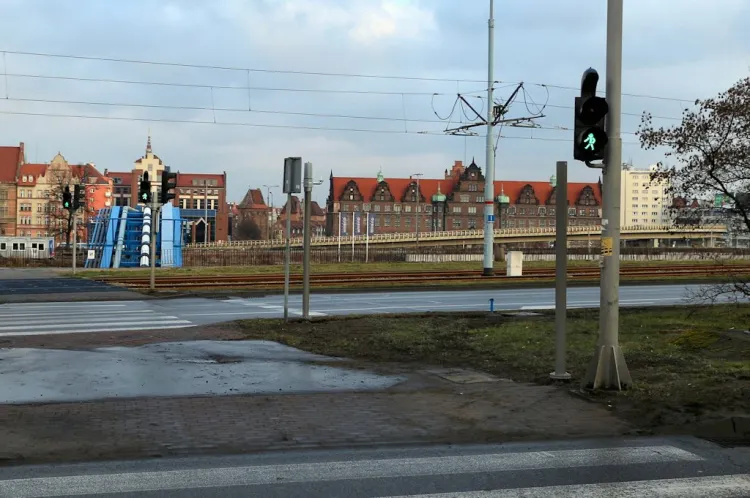 Słupy pod nowe sygnalizatory na przejściu dla pieszych w rejonie skrzyżowania ul. 3 Maja z Rogaczewskiego, które zostanie przebudowane na wyspę centralną, a wschodnia jezdnia będzie przeniesiona na drugą stronę torów tramwajowych.