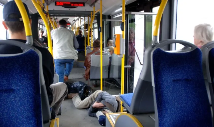 Pijany mężczyzna w gdańskim autobusie.