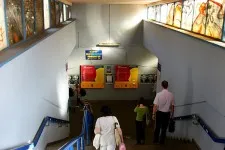 Automaty i tablica o sprzedaży biletów - tylko takie informacje ujrzymy wychodząc południowym tunelem z peronu SKM we Wrzeszczu.