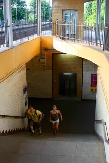 W lewo czy w prawo do tramwaju? Turysta w Oliwie schodząc z wyremontowanego niedawno peronu SKM lub peronu dalekobieżnego musi sam podjąć decyzję.