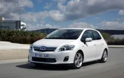 Toyota wypuściła na rynek w pełni hybrydowy model Auris.
