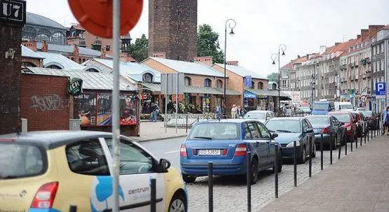 Ul. Podwale Staromiejskie w Gdańsku. Tu miejsca postojowe zajęte są niemal zawsze.