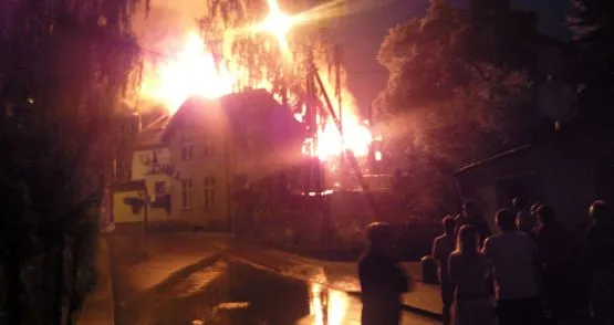 W pożarze w Straszynie pod Gdańskiem zginęły dwie osoby, trzy są ranne.