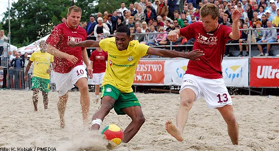 Do zwycięstwa w finale KP Piórkowskich walnie przyczynił się mistrz świata w beach soccerze Brazylijczyk Daniel Souza (w środku).