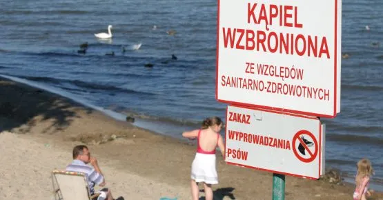Zakaz kąpieli na plaży w Gdyni Śródmieściu najprawdopodobniej zostanie utrzymany przez weekend.