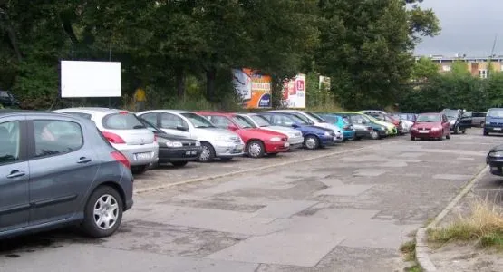 Parking przy ul. 3 maja w Gdańsku. Tu też można spotkać nielegalnych parkingowych.