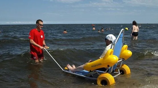 Teraz osoby niepełnosprawne - niekiedy po raz pierwszy w życiu - także mogą korzystać z uroków morza.