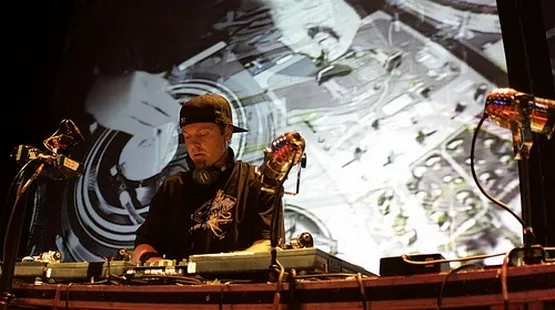 Koncerty DJ Shadowa to niespotykany pokaz muzycznych umiejętności i świetna zabawa niezliczoną ilością sampli.